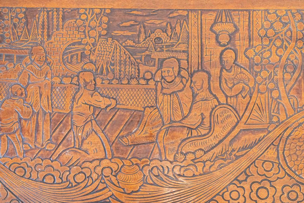 Arca de madeira trabalhada em bom estado de conservação