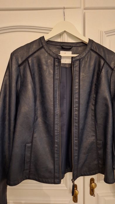 Vendo casaco de Senhora de pele verdadeira nunca usado.