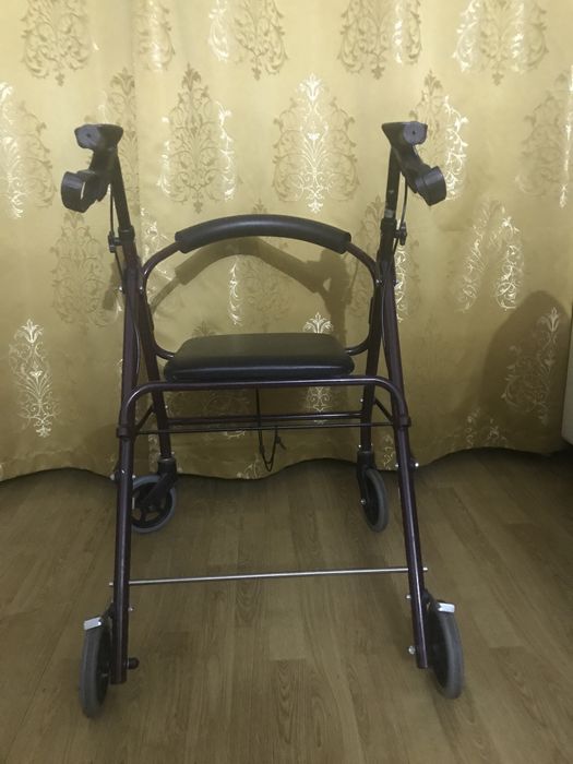 Ролатор (Ходунки на колесах для дорослих)