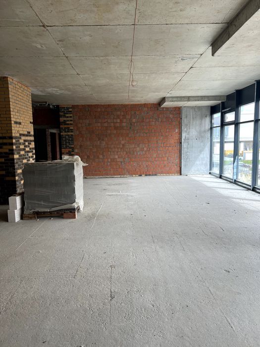 Комерція в БЦ Fly біля Victoria Gardens