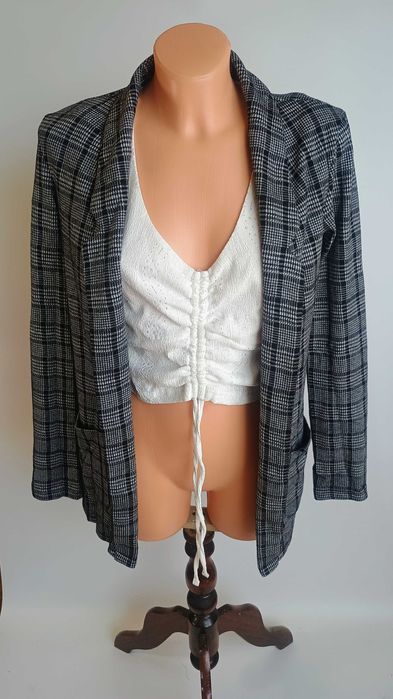 Czarna marynarka w kratę z prostym krojem