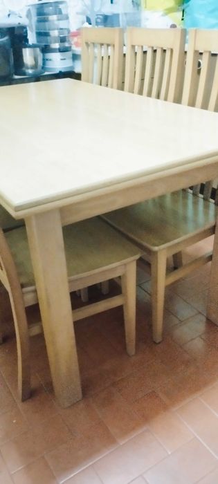 Mesa extensível com 6 cadeiras em pinho