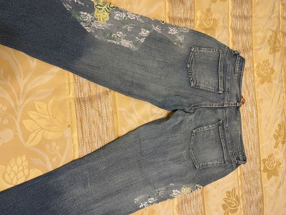 Calças de ganga com bordado em tons de amarelo