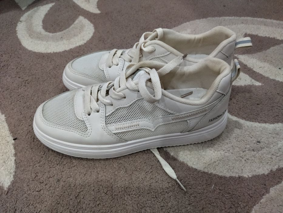 Кросівки весняні-літні