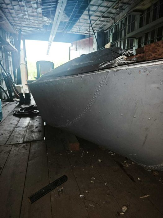 Легка мотолодка з клепаним корпусом з алюмінієво-магнієвого сплаву "Єрш"