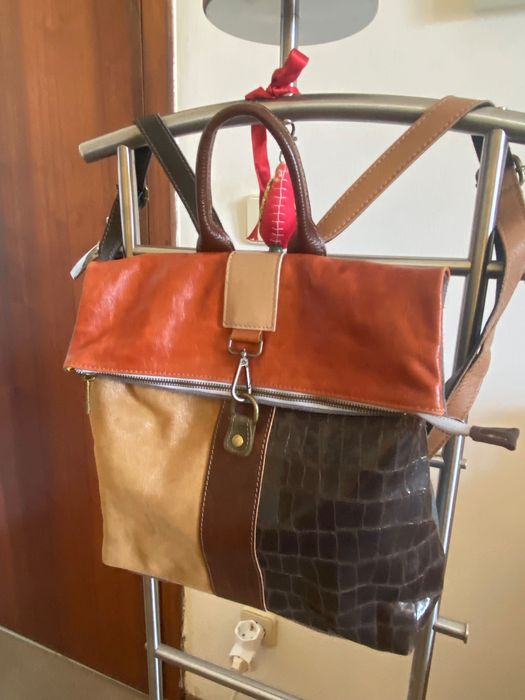 Mochila em pele, excelente qualidade. Medida 34cmx30cm