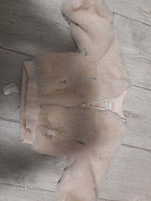 Курточка весняна 72 см на 6-9 місяців жилетка на 6 місяців .