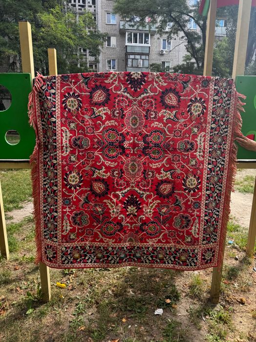 Килим щільний яскравий