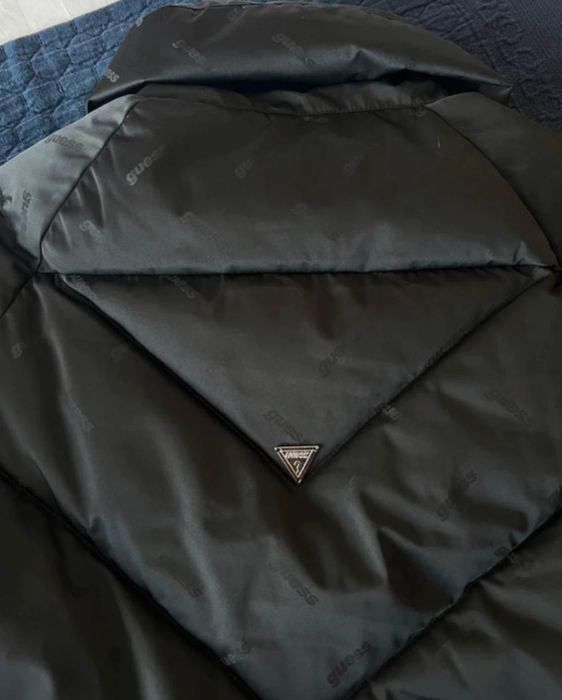 Casaco puffer Guess com logos