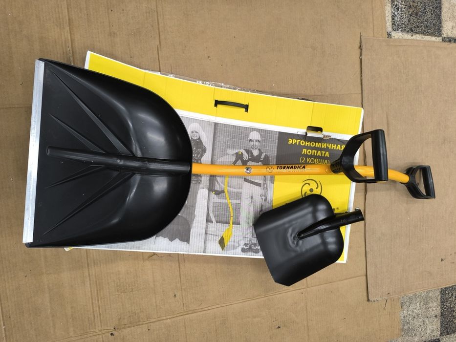 Pá ergonómica para neve, recolha de folhas e  para outros trabalhos.