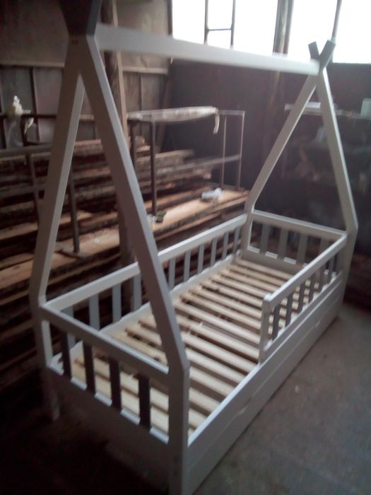 Кровать домик из дерева