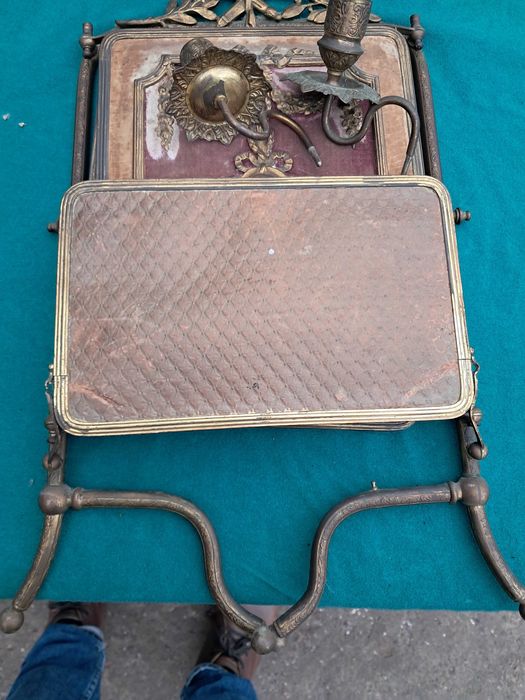 Espelho/tocador muito antigo.