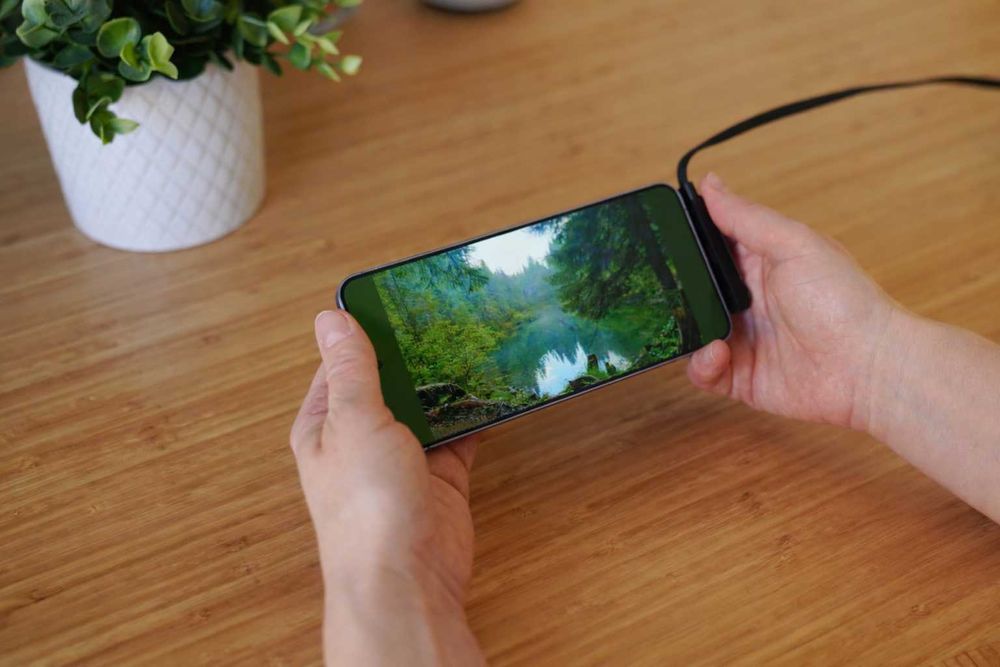 Kabel USB-C 1.50 cm 240W z wtykiem kątowym i stojakiem