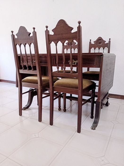 Conjunto  Mesa e cadeiras
