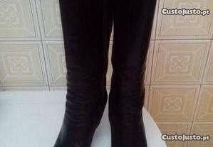 Botas pele genuína cano alto, sola couro, cor preto N.36 - Bom estado