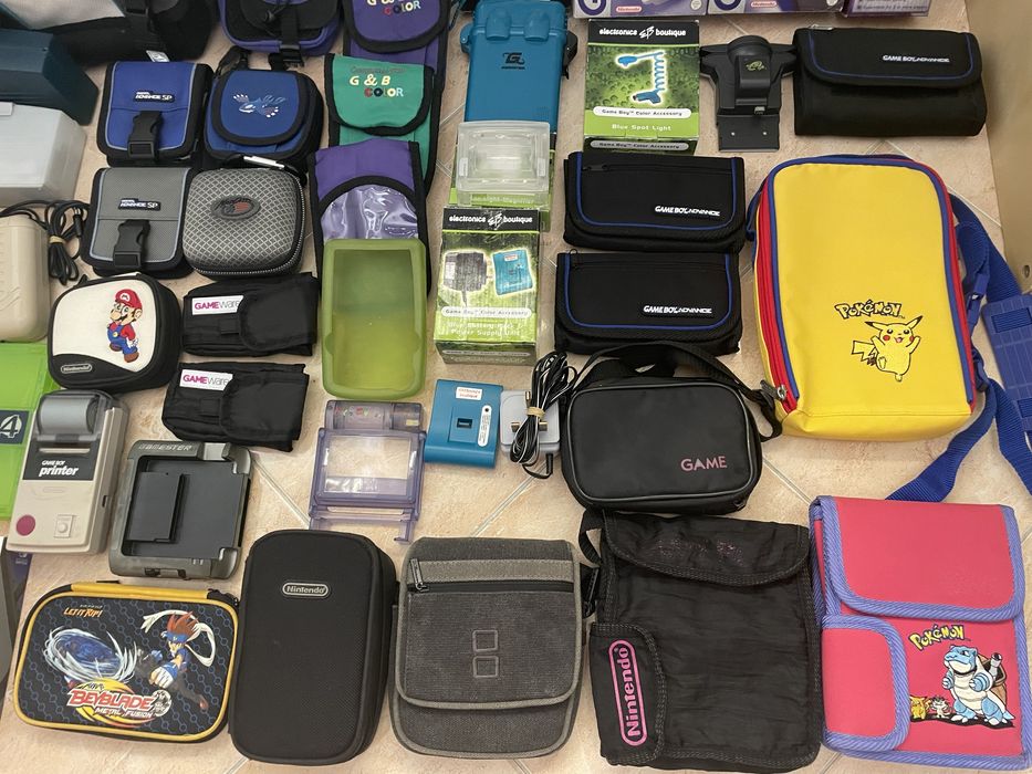Conjunto de acessórios para Nintendo GameBoy.