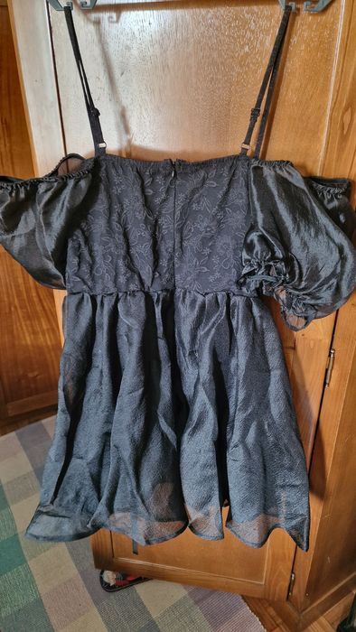 Vestido preto grommet