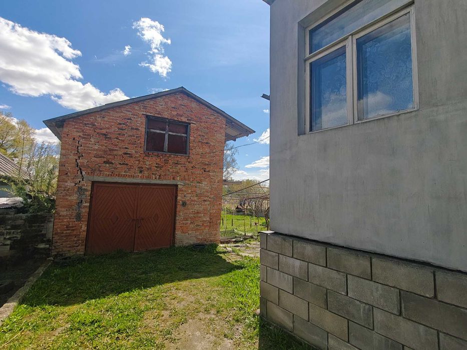 Утеплений цегляний будинок з комунікаціями в мальовничому місці.