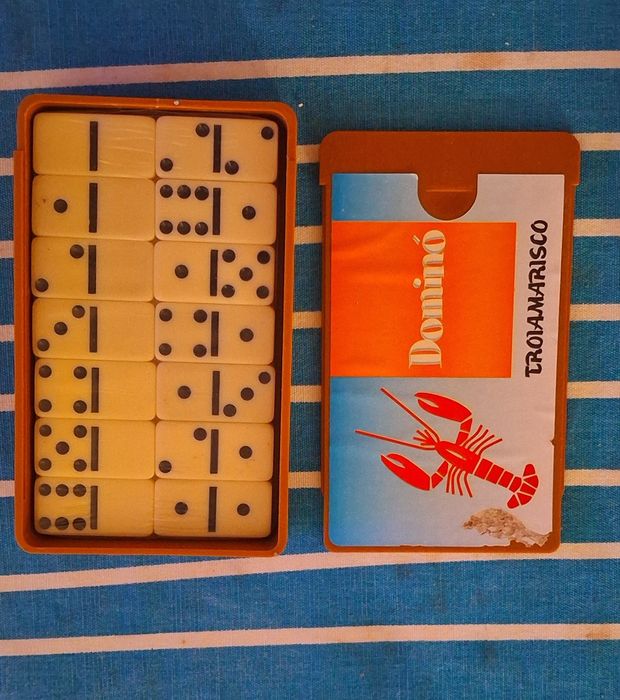Conjunto de 2 Jogos Dominó + Dados de Poker