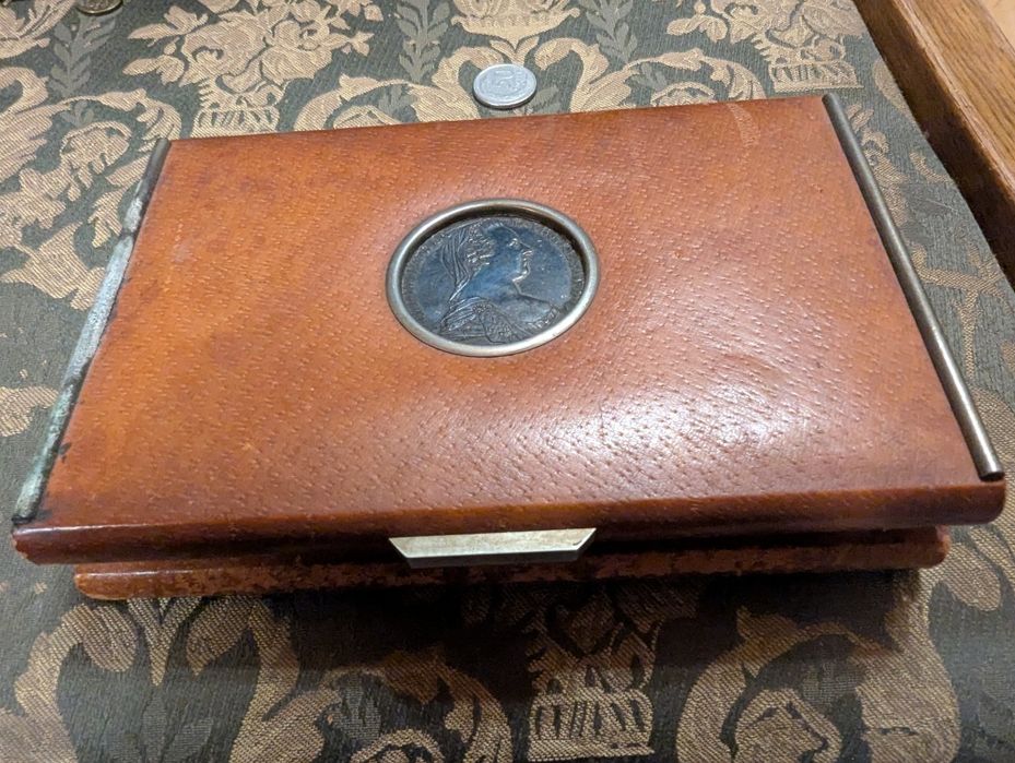 Maria Teresa – Drewniana w skórze szkatułka z talarem 1780