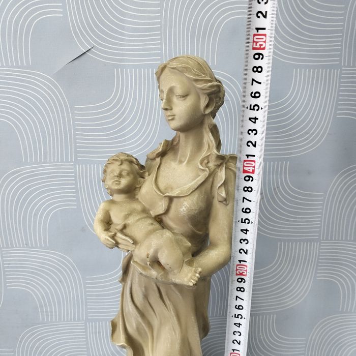 Figura Matki z Dzieciątkiem