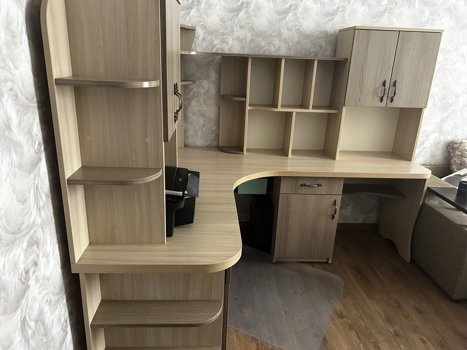 Стіл Стінка з багато поличками