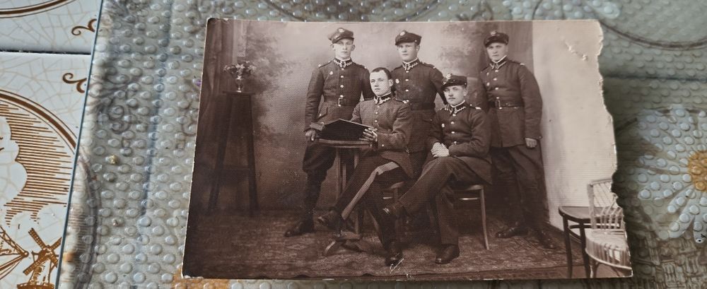 Fotografia przedstawiająca żołnierzy z okresu międzywojennego