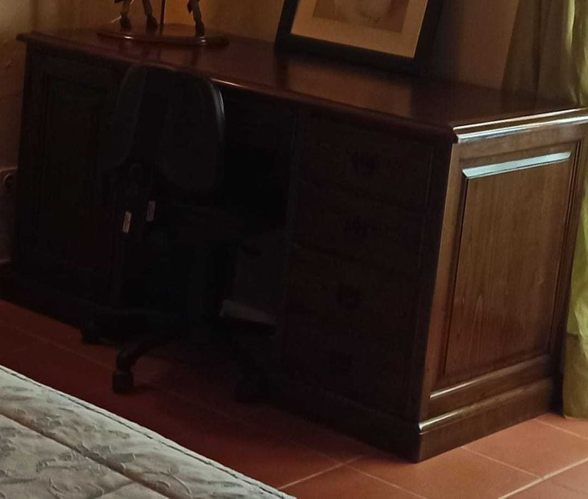 Secretária em madeira maciça