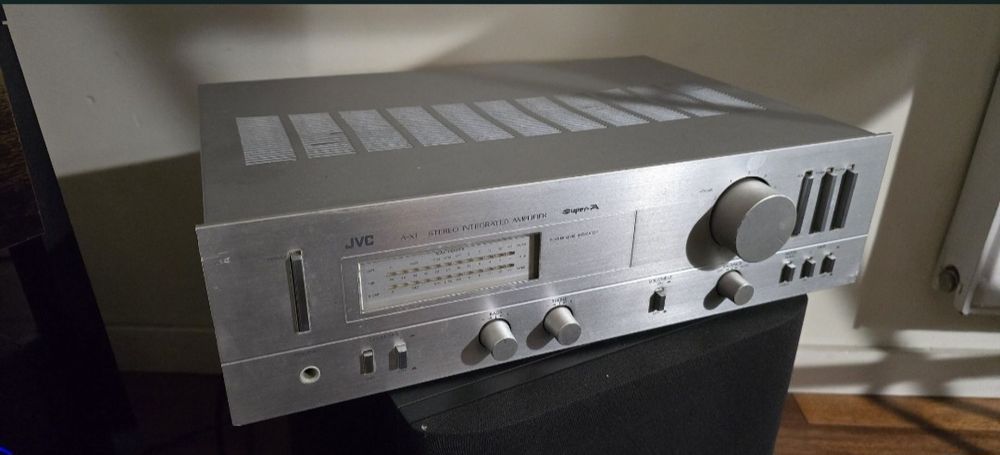 Kolumny podstawkowe XTZ Seas Exel - wzmacniacz  JVC  A X-1