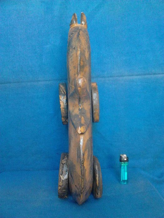 Cavalo com rodas em madeira talhada maciça