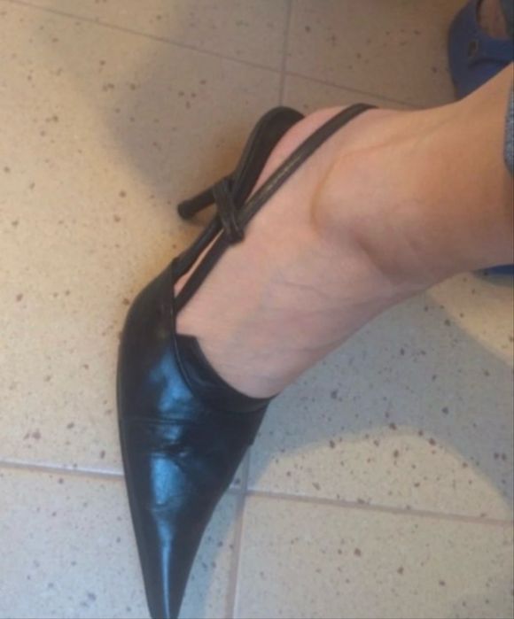 Włoskie szpilki ze skóry licowej typu slingback r.38