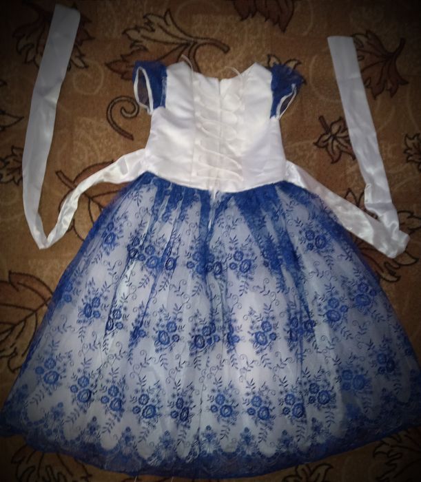 Платье белое з голубим