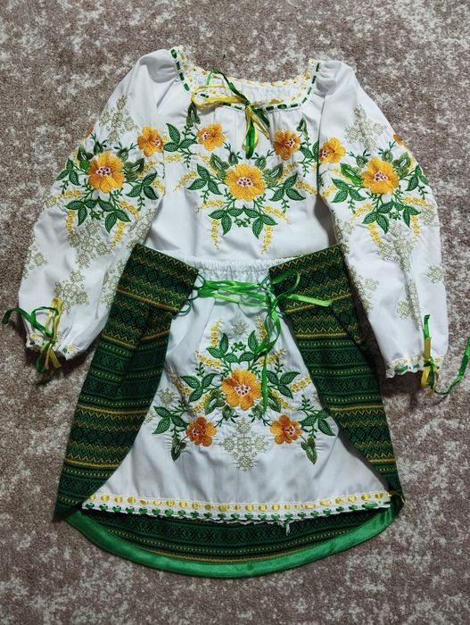 Вишитий костюм для дівчинки