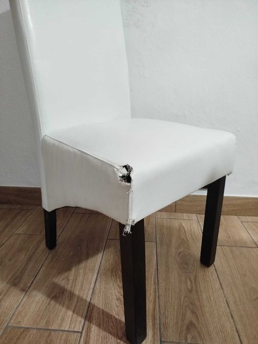 Mesa de sala com 4 cadeiras