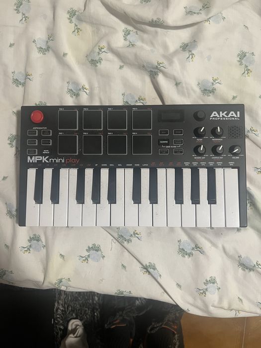 AKAI Professional MPK Mini Play – Novo Fonte Arcada E Oliveira • OLX.pt