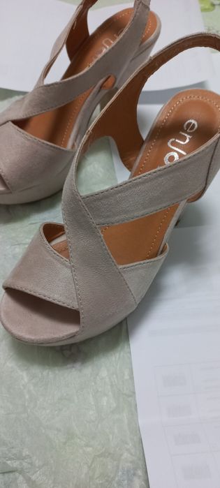 Sandálias de camurça cremes novas