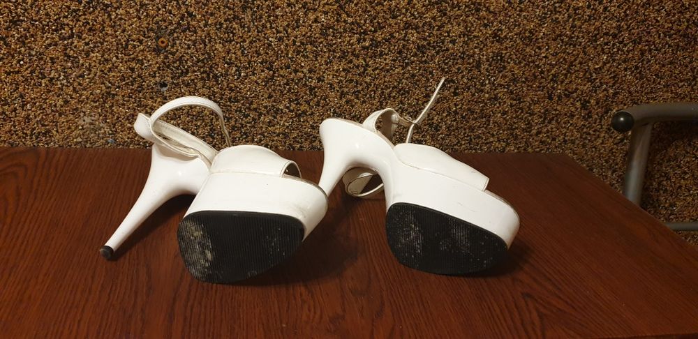 Buty  na obcasie/koturnie w śmiesznej cenie