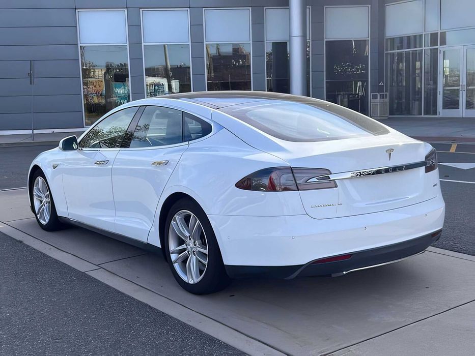 Tesla Model S      2016