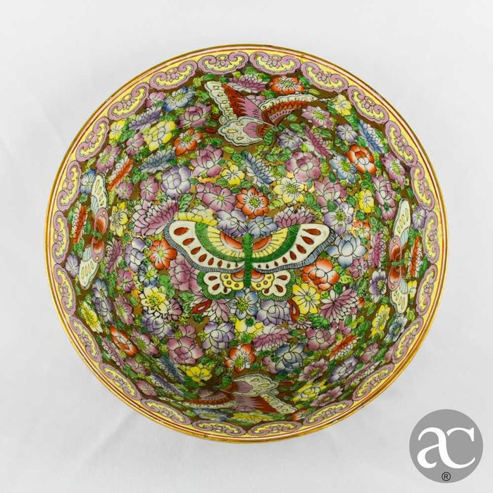 Taça porcelana da China, “Mille Fleurs” e borboletas, circa 1970