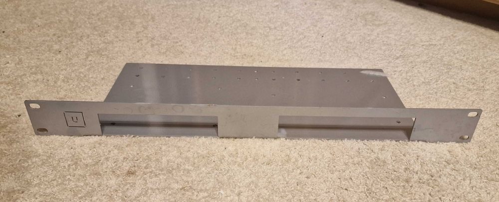 Półka uchwyt do szafy rack na ubiquiti unifi security gateway + switch