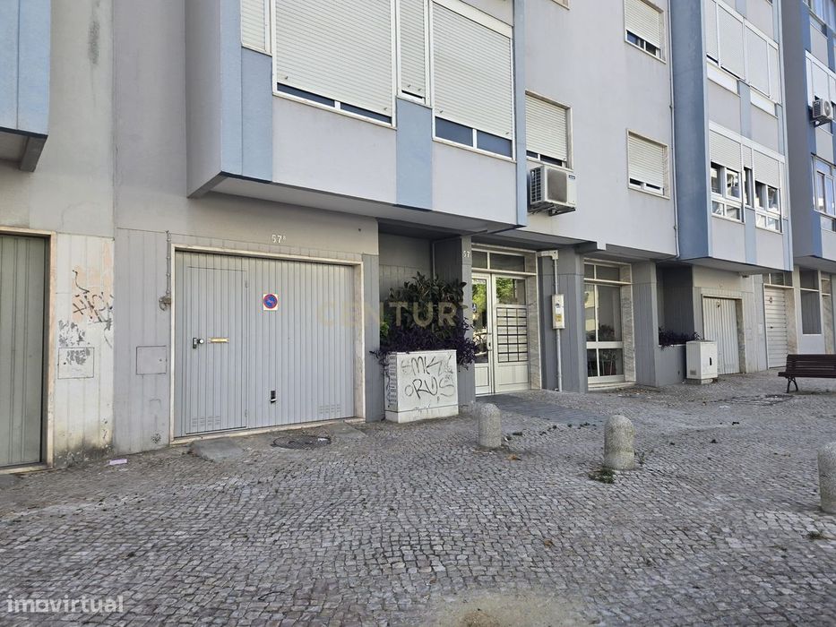 Garagem com 90m2 no centro de Almada