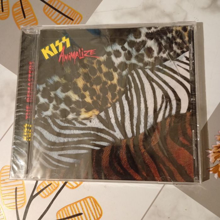 płyta CD z albumem „Animalize” zespołu rockowego KISS.Album: Jest to dwunasty album studyjny grupy, wydany pierwotnie w 1984 roku.