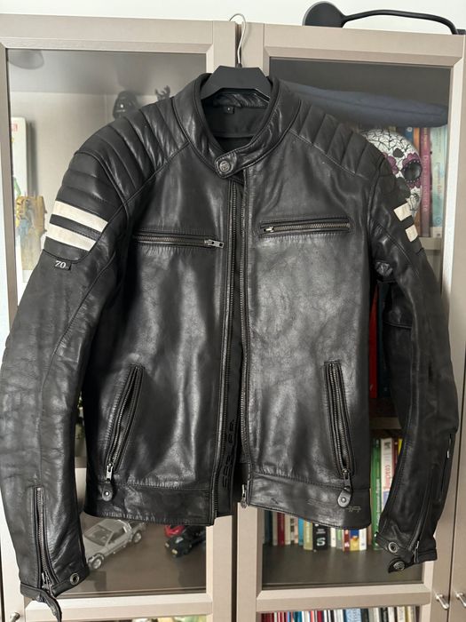 Casaco de pele segura e capacete roeg