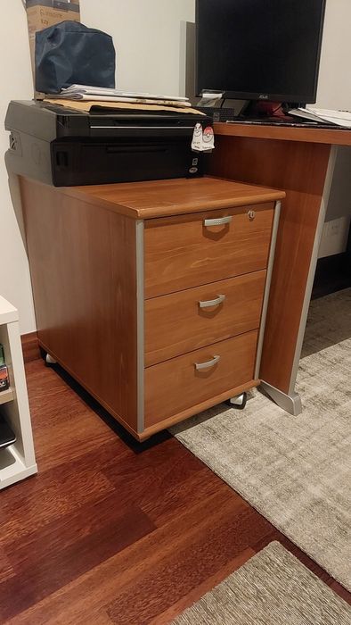 Secretária e módulo de gavetas com OFERTA da cadeira- como novo