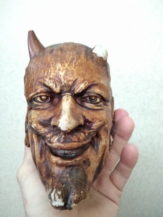 Старая пепельница.