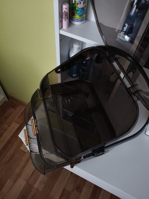 Kuferek na kosmetyki z szufladami