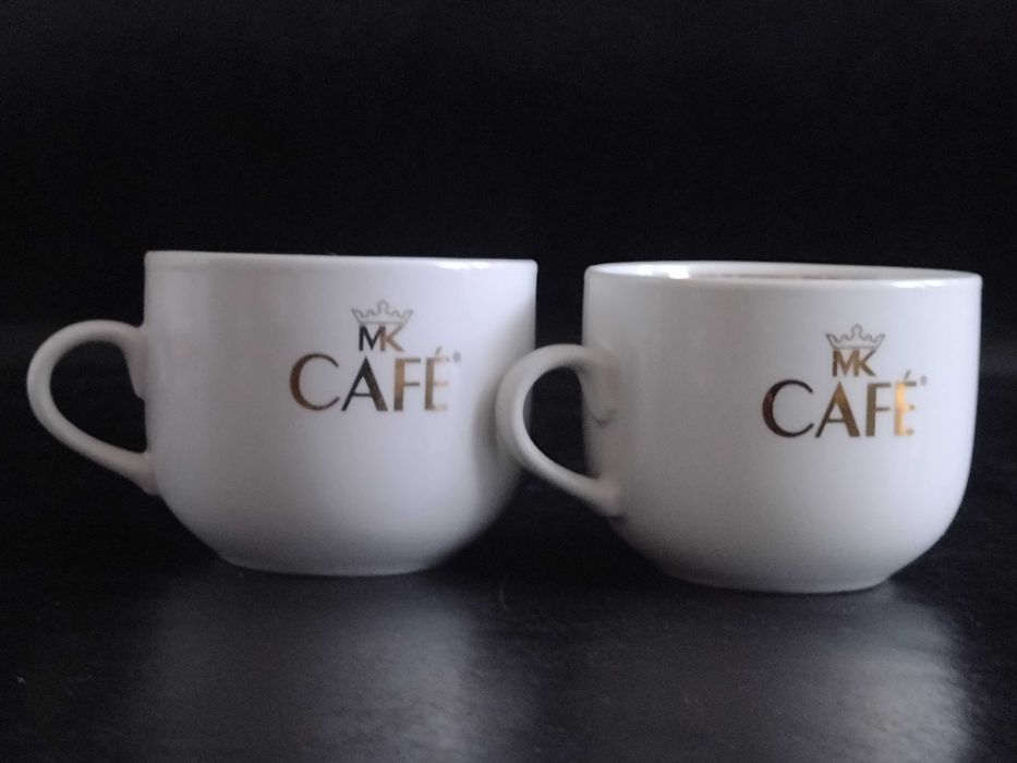 MK Cafe logo złote po obu stronach filiżanki para