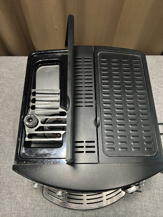 Продам кавомашину DeLonghi ESAM 3000