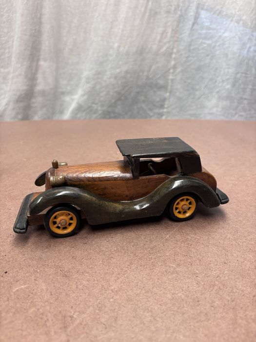 Carro em miniatura de madeira