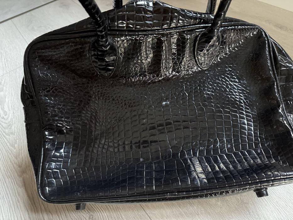 Czarna lakierowana torebka